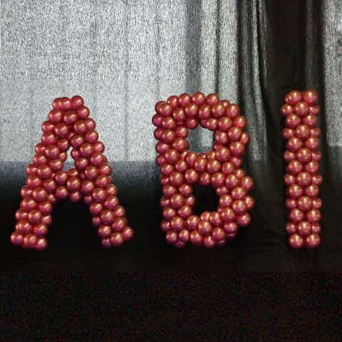 Große Buchstaben "ABI" aus Luftballons dekoriert auf einem speziellen Gestänge