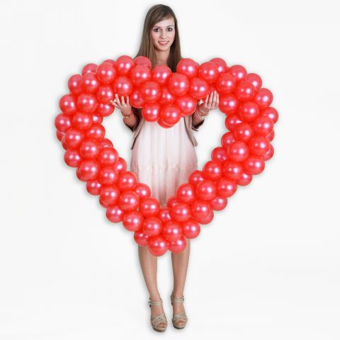 Easy-Fix-Mini-Herz mit roten Ballons, gehalten von einer jungen Frau. Das Größenverhältnis ist gut zu erkennen. ca. 95 cm hoch.