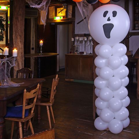 Luftballon-Deko-Säule aus weißen Ballons mit großem, weißem Riesenballon mit Gespenstergesicht