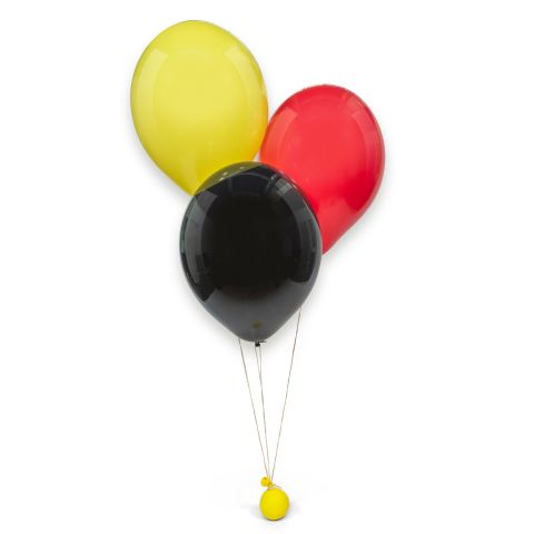 Heliumgefüllte Ballons in schwarz, rot, gelb mit gelbem Kneti und Öko-Fix-Verschlüssen.