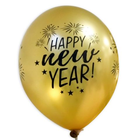 Goldener Luftballon mit schwarzem Aufdruck "Happy new Year" und Feuerwerk, rundum.