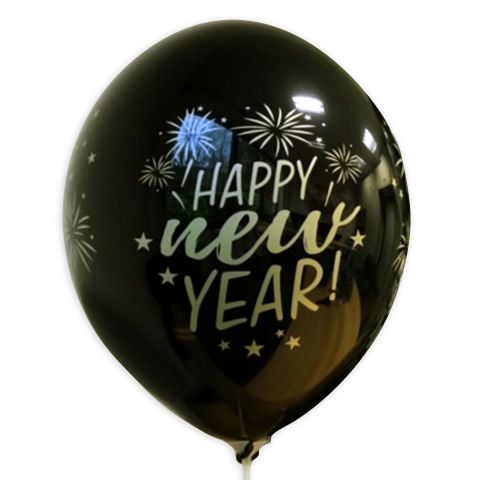 schwarzer ballon mit goldenem Aufdruck "Happy new Year" und Feuerwerk drumherum.