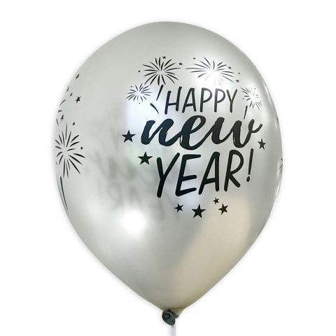 Silberner Luftballon mit schwarzem Aufdruck "Happy new Year" und Feuerwerk, rundum.