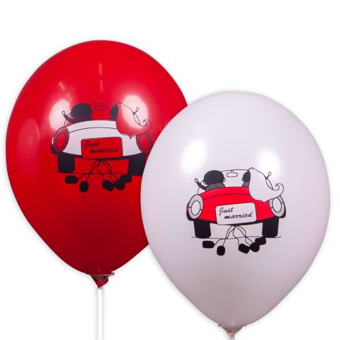 Rote und weiße luftballons mit Motiv: Just married, Brautpaar im Auto von hinten mit Schild "Just married" und Dosen am Auto.