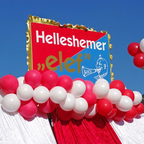Luftballongirlande in rot-weiß am Helleshemer Karnevalswagen