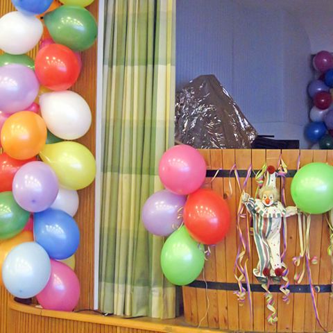 Bunte Luftballons in einem Karnevalssaal.