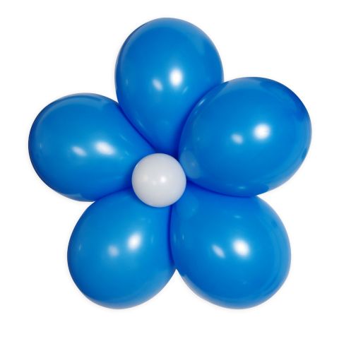 Luftballonblume gebunden aus 5 blauen und einem weißen Luftballon in der Mitte.