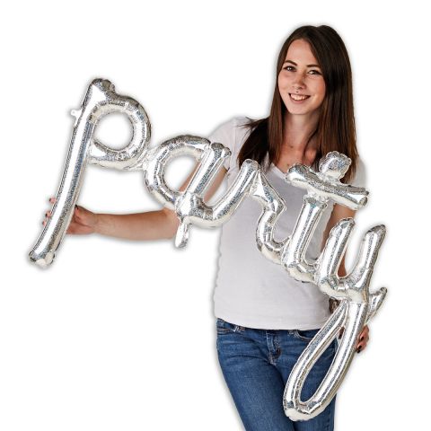 Folienballongirlande, Schriftzug "party" in silber. Zu sehen im Größenverhältnis zu einer Person, die den Schriftzug hält.