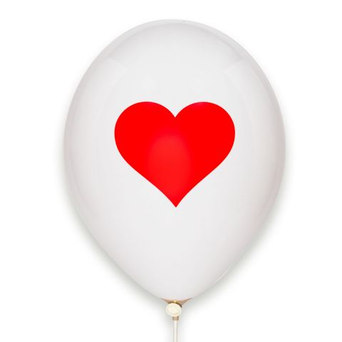 weißer Luftballon mit großem aufgedrucktem rotem Herz.
