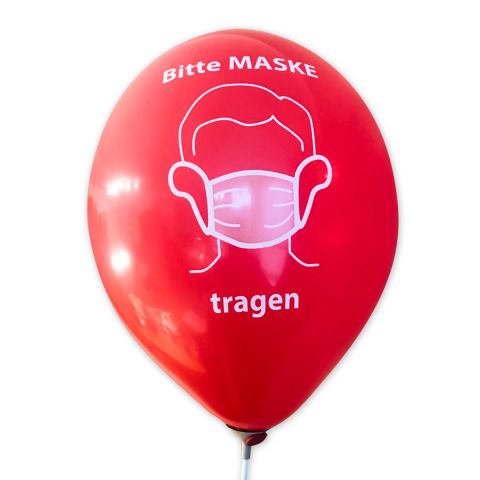 Roter Luftballon mit Aufdruck Corona-Hinweis "Bitte Maske tragen" in weiß