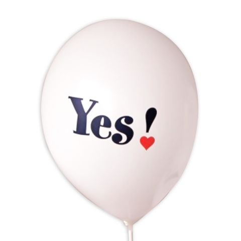 weißer Luftballon mit aufgedrucktem rotem Herz und Schriftzug "Yes" im Herz, in schwarz.