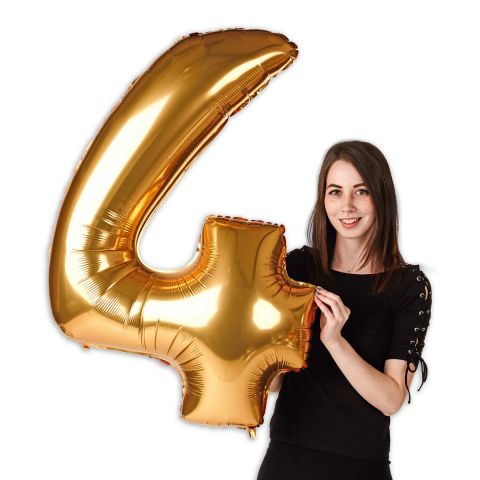 Folienballon "4" in gold, 101cm hoch, im Größenverhältnis zu Person zu sehen.